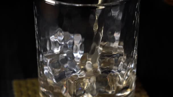 Whiskey Wird Ein Glas Gegossen — Stockvideo