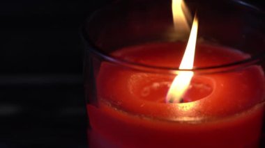 Mum alevinin kapatılması koyu arkaplanda izole edildi