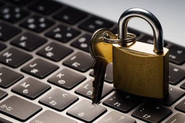 Klavye ve asma kilit koyu arkaplanda