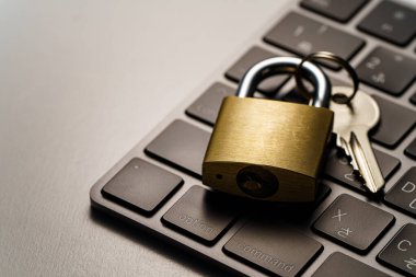 Klavye ve asma kilit koyu arkaplanda