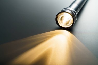 El feneri ve karanlıkta bir ışık huzmesi.