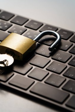 Klavye ve asma kilit koyu arkaplanda