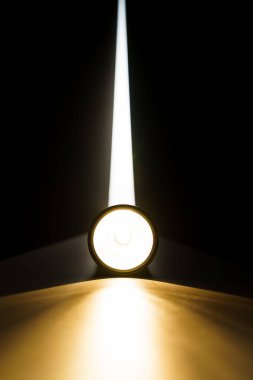 El feneri ve karanlıkta bir ışık huzmesi.