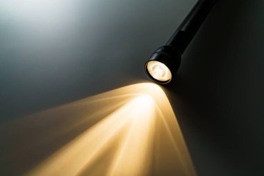 El feneri ve karanlıkta bir ışık huzmesi.