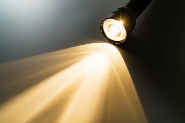 El feneri ve karanlıkta bir ışık huzmesi.