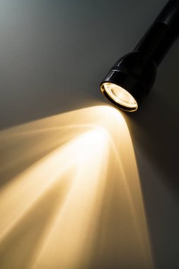 El feneri ve karanlıkta bir ışık huzmesi.