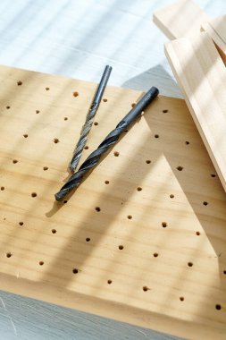 Tahta masada matkap uçları. (Ahşap parçasında delik ve matkap yakın çekim)