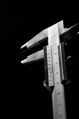 Koyu arkaplanda metal vernier kalibreli