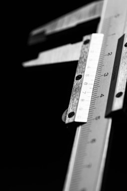 Koyu arkaplanda metal vernier kalibreli