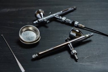 Tahta masadaki boya için hava fırçası aracı