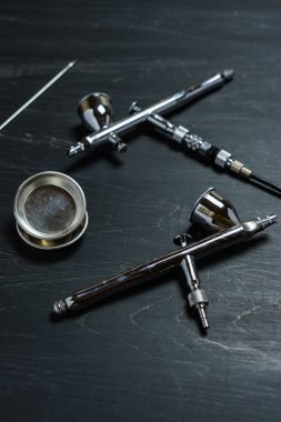 Tahta masadaki boya için hava fırçası aracı