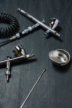 Tahta masadaki boya için hava fırçası aracı