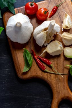 Tahta masada taze sarımsak.