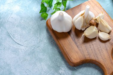 Tahta masada taze sarımsak.