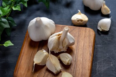 Tahta masada taze sarımsak.