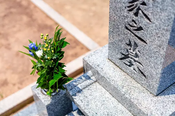 Bir Japon Mezarını Ziyaret Etme Manzarası — Stok fotoğraf