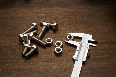 Ahşap masada metal vernier kalibre.