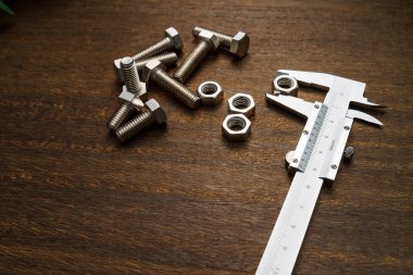 Ahşap masada metal vernier kalibre.