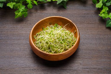 Brokoli ahşap masada izole edilmiş.