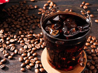 ahşap masa olarak buzlu kahve