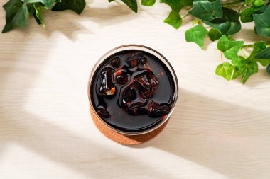 ahşap masa olarak buzlu kahve