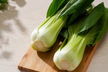 Tahta masada taze bok choy