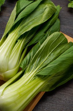 Tahta masada taze bok choy