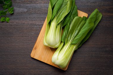 Tahta masada taze bok choy