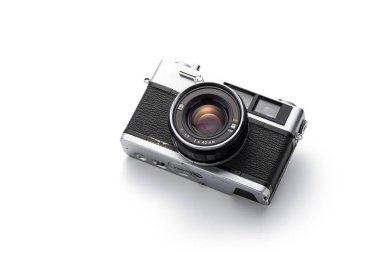 Beyaz arkaplanda izole edilmiş eski film kamerası