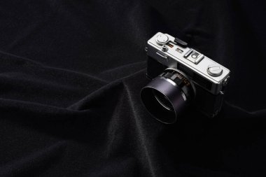 Karanlık arka planda izole edilmiş eski film kamerası