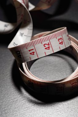 Beyaz mezura koyu arkaplanda izole edildi