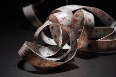 Beyaz mezura koyu arkaplanda izole edildi