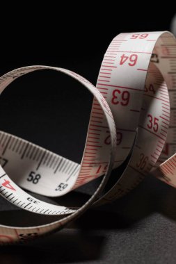 Beyaz mezura koyu arkaplanda izole edildi