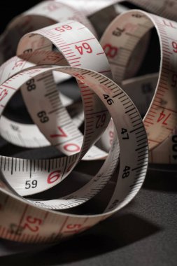 Beyaz mezura koyu arkaplanda izole edildi