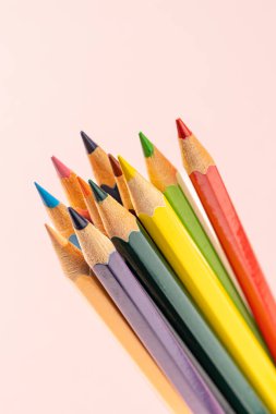 Renkli arkaplanda renkli kalemler