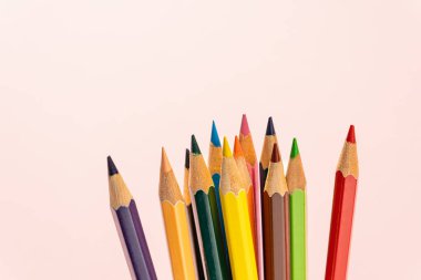 Renkli arkaplanda renkli kalemler