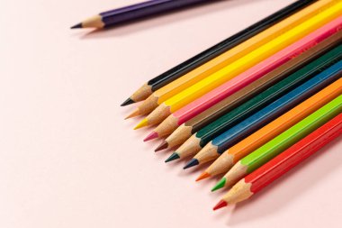 Renkli arkaplanda renkli kalemler