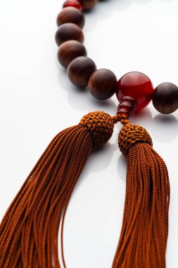 Budist tespihi. Tahta budist tespihi püsküllü..