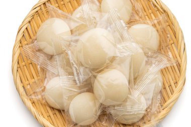Bireysel olarak paketlenmiş Japon pirinç kekleri 'mochi'