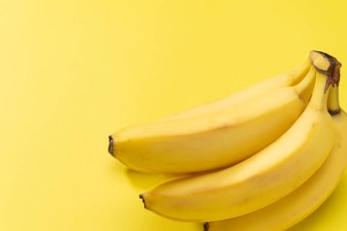 Renkli arkaplanda taze muzlar