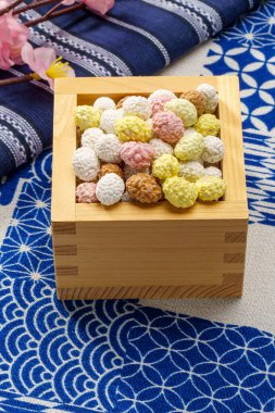 Geleneksel Japon etkinliği Setsubun. Kavrulmuş fasulyeler kötü şansı uzaklaştırmak ve iyi şans dilemek için. (Ay takvimine göre kışın son günü))