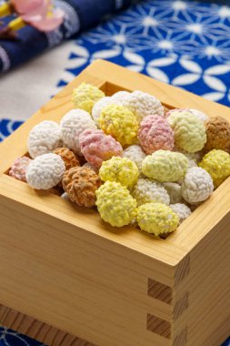 Geleneksel Japon etkinliği Setsubun. Kavrulmuş fasulyeler kötü şansı uzaklaştırmak ve iyi şans dilemek için. (Ay takvimine göre kışın son günü))