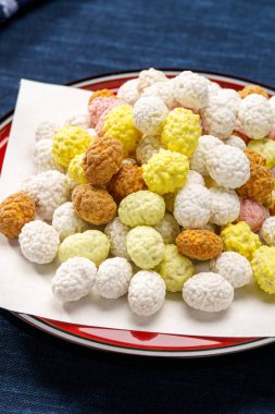 Geleneksel Japon etkinliği Setsubun. Kavrulmuş fasulyeler kötü şansı uzaklaştırmak ve iyi şans dilemek için. (Ay takvimine göre kışın son günü))