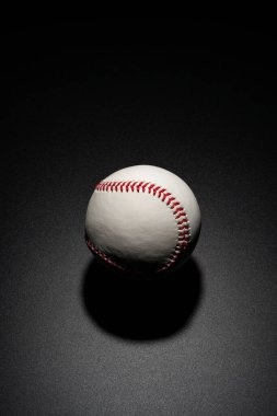 Beyzbol topu koyu arkaplanda izole.
