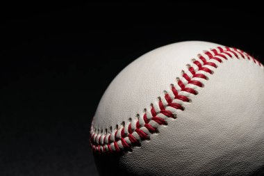 Beyzbol topu koyu arkaplanda izole.