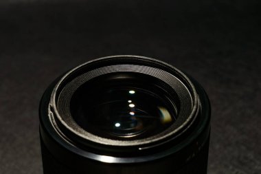 Koyu arkaplanda kamera lensini kapat