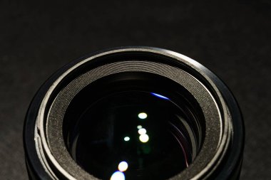 Koyu arkaplanda kamera lensini kapat