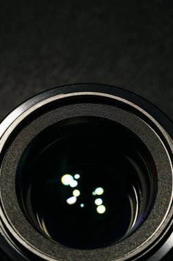 Koyu arkaplanda kamera lensini kapat