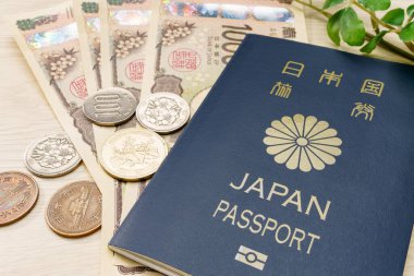 Japon pasaportu ve para ahşap masada.