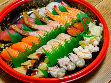 Japon suşi teslimatı hızlı ve kolay bir yemek için harika bir seçenektir.